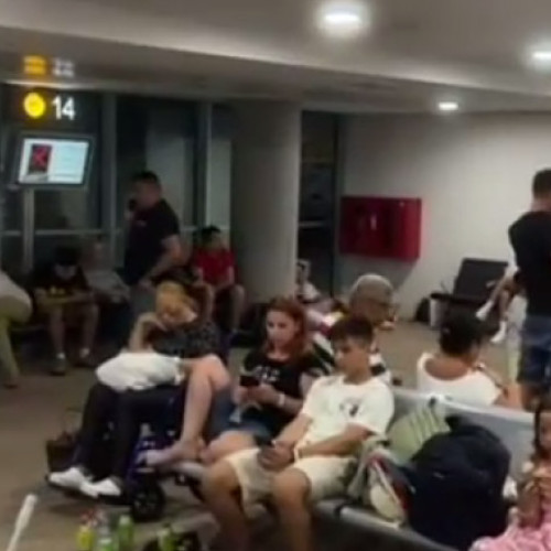 Turisti români blocați pe aeroportul din Larnaca din cauza întârzierilor