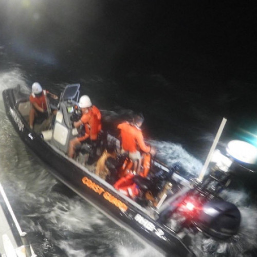 Petrolier scufundat în apropierea Manila, 16 membri ai echipajului salvați