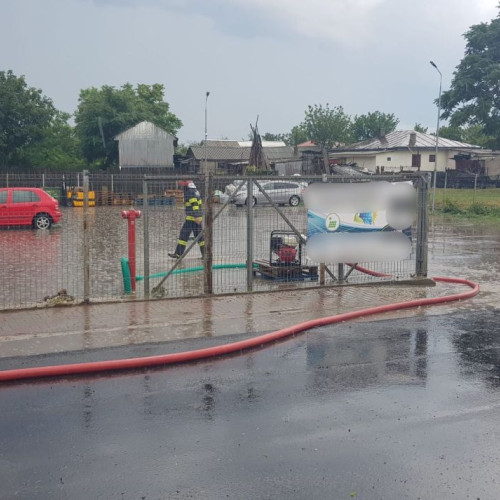 Pompierii din Botoșani intervenții rapide după fenomene meteo severe