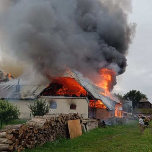 Incendiu devastator la Bilca, zeci de pompieri mobilizați