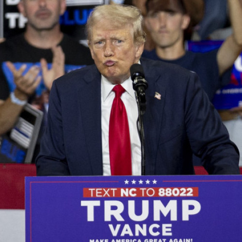 Donald Trump își atacă rivala Kamala Harris la primul miting de campanie după retragerea lui Biden