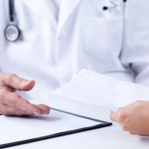 Medic din Brașov reținut pentru mită