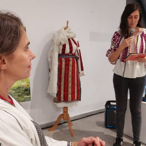 Expoziția "Cămâșa în broci - povestea unei comunități" se deschide la Muzeul Municipiului București