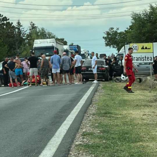 Trei persoane rănite în urma unei coliziuni între două autoturisme