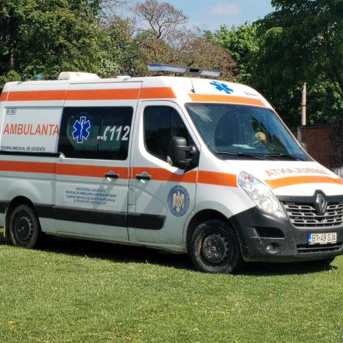 Un bărbat de 30 de ani a murit după ce s-a prăbușit în fața unui magazin