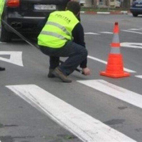 Bărbat spulberat de o mașină de poliție pe trecerea de pietoni