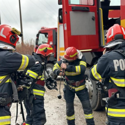 Incendiu la un operator economic din Târgu Mureș, pompierii intervin pentru stingere