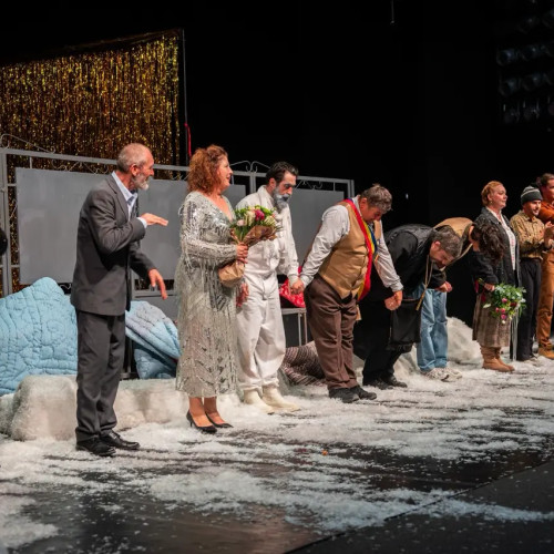 Spectacol de comedie cu teme tragice, în dezintegrarea lumii rurale