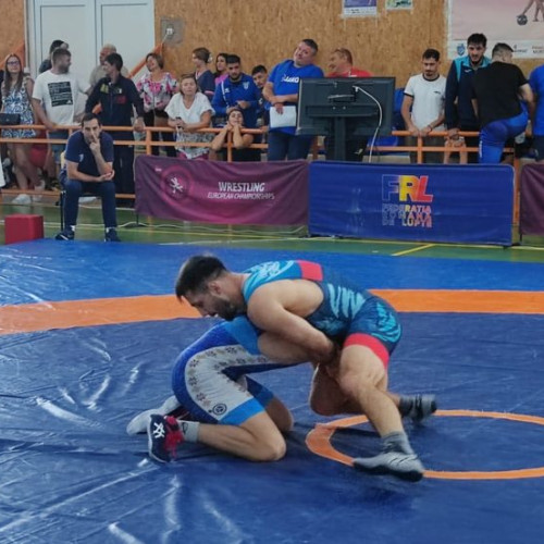 Peste 100 de luptători se întrec la Cupa României pentru seniori în Tg. Mureș