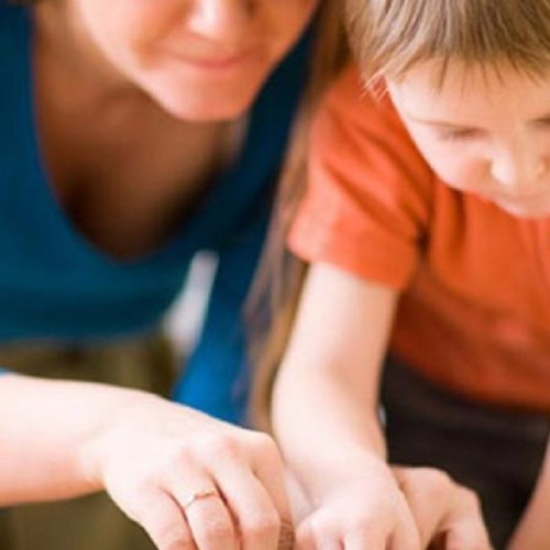 Condiții mai stricte pentru asistenții maternali în România