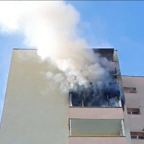 Incendiu la un bloc din Cluj-Napoca, pompierii intervin rapid