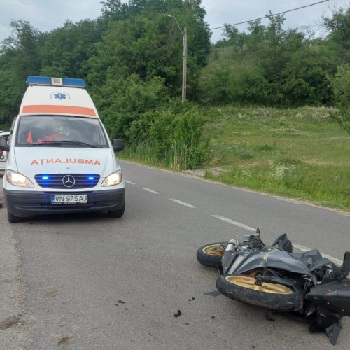 Accident între un autoturism și o motocicletă pe DN2D, în zona Lepsa