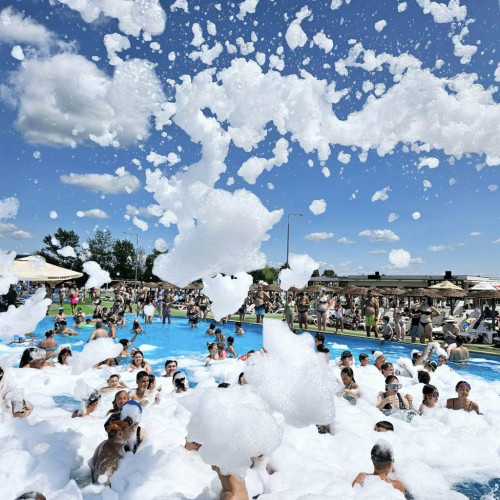 Caniculă la Târgoviște: Distracție la spuma party