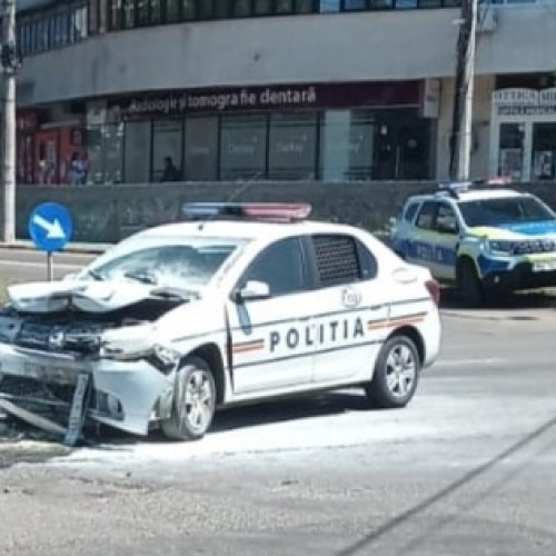 Accident rutier în Suceava: un polițist și un arestat, răniți după o coliziune