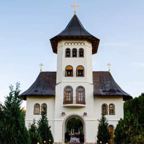 Resfințire istorică la Parohia „Sfinții Voievozi” din Hudesti