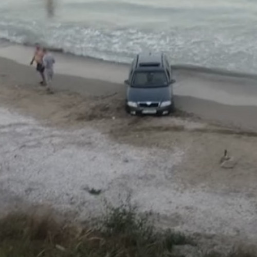 Sofer blocat pe plaja în stațiunea 23 August, imaginile virale stârnesc reacții