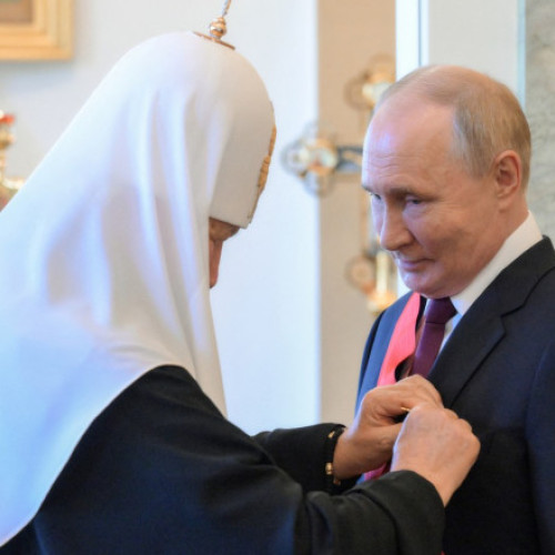 Patriarhul Kirill îl decorează pe Vladimir Putin cu Ordinul Sfântului Aleksandr Nevski