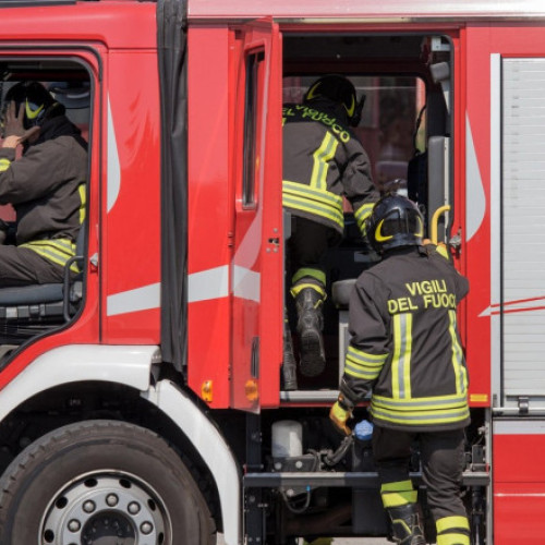 Incendiul de pe platforma Oltchim continuă să fie o provocare pentru pompieri