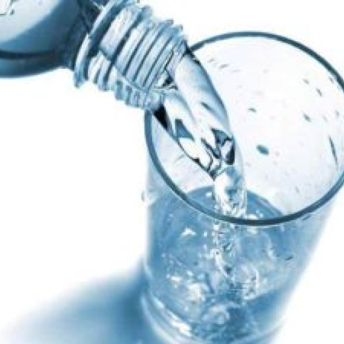 Beneficiile și riscurile apei minerale carbogazoase, conform specialiștilor