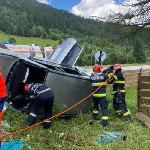 Grav accident la Ciocănești, cu doi răniți într-o mașină răsturnată