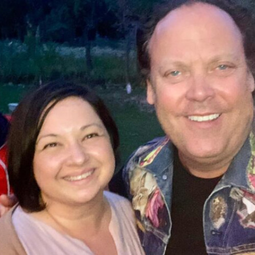 Charlie Ottley vizitează Alunis Art Center pentru a promova România