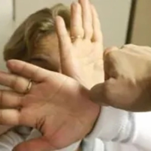 Femeie terorizată de fiul său, cere interdicție pe viață