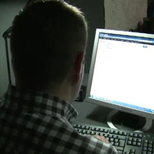 Un bărbat din Botoșani, reținut pentru că a încercat să agate o fată de 14 ani pe internet