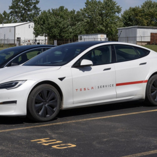 Tesla recheamă peste 1,8 milioane de vehicule din cauza unei probleme la capotă