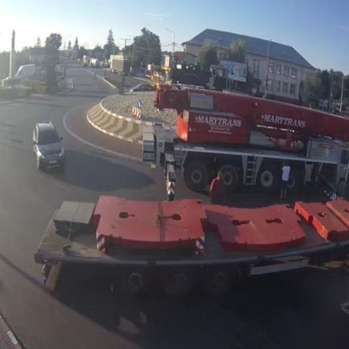 Locomotiva din Adjud este ridicată de o macara