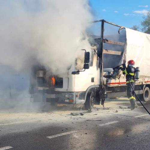 Incendiu la un camion în Vintu de Jos