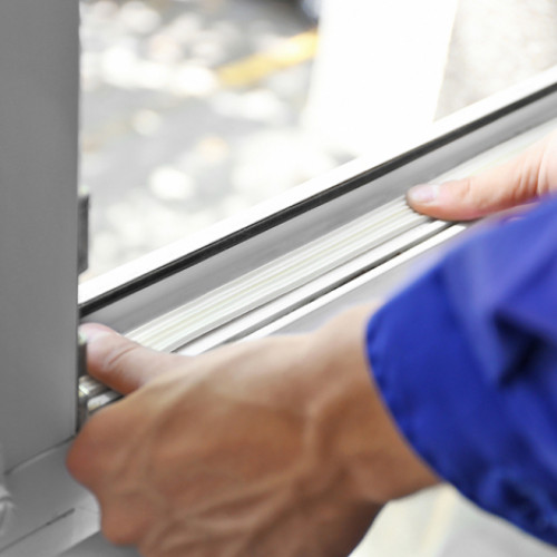 Escrocherii cu oferte de montaj feronerie PVC în Tecuci