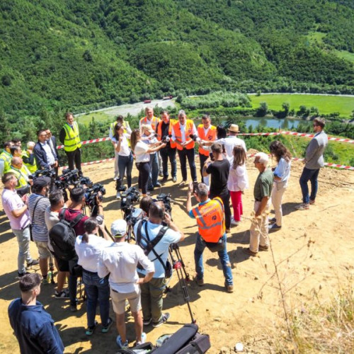 Prim-ministrul Marcel Ciolacu și vizita în zona autostrăzii Sibiu-Pitești