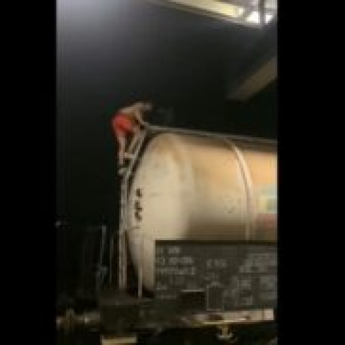 Un tânăr de 19 ani electrocutat în stația Ghioroc după ce s-a urcat pe un tren