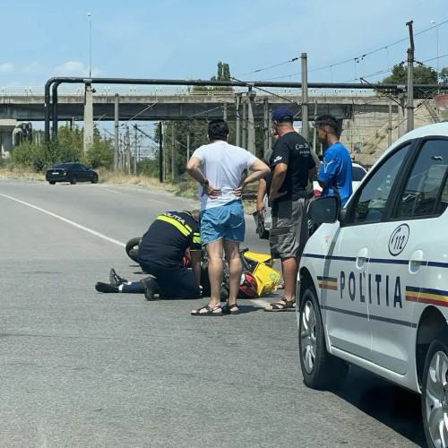 Curier Glovo, accidentat de un autoturism în timp ce se deplasa pe scuter