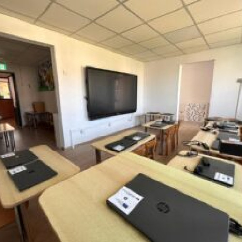 Noi echipamente IT și mobilier modern pentru unitățile de învățământ din Zărnești