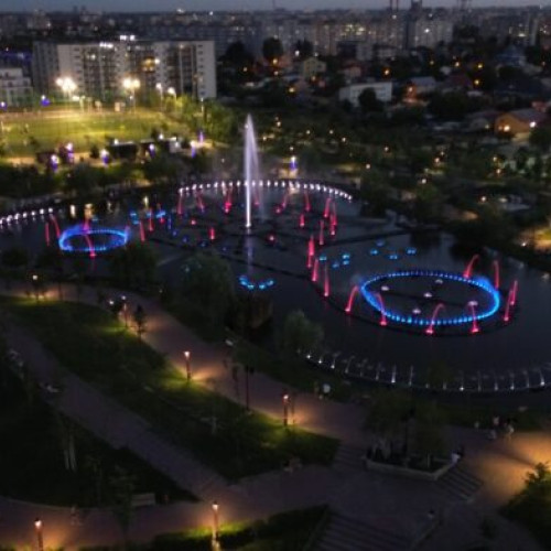 Fantanile arteziene din parcurile Alexandru Ioan Cuza și Teilor oferă spectacole nocturne