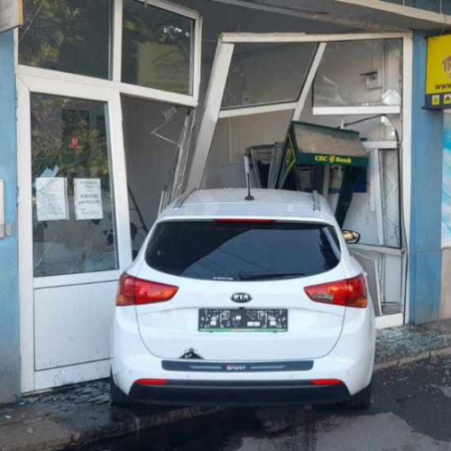 Accident rutier: o mașină a intrat într-o firmă, fără victime