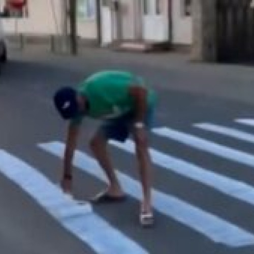Un bărbat din Suceava și-a făcut singur o trecere de pietoni în fața barului