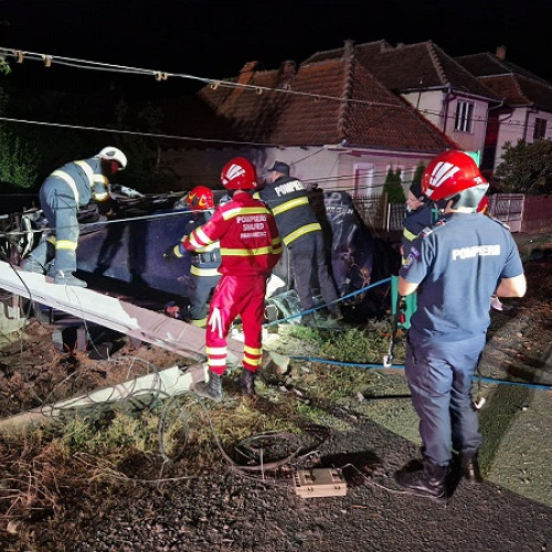 Accident rutier în Orasu Nou: un autoturism s-a răsturnat