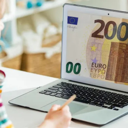 Elevi și studenți pot solicita ajutor financiar de 200 de euro pentru calculatoare noi