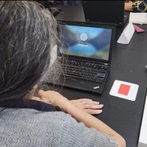 Primăria Capitalei oferă cursuri de instruire digitală pentru vârstnici