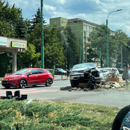 Pensionar implicat într-un accident rutier la giratoriul de la Făget