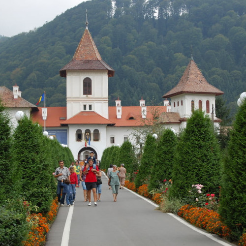 Partidele din coaliția de guvernare discută candidatura pentru Cotroceni la o mănăstire