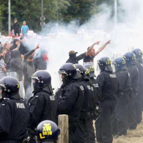 Violentele revolte continuă în Regatul Unit după atacul tragic de la Southport