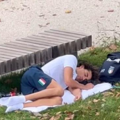 Campionul olimpic italian Thomas Ceccon dormează în parc, nemulțumit de condițiile din Satul Olimpic