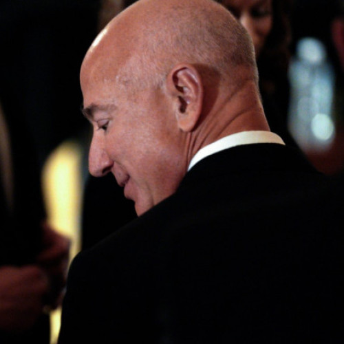 Jeff Bezos își reduce cu 15,2 miliarde de dolari averea netă, pe fondul scăderii bursiere