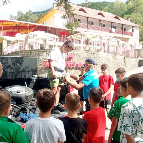 Jandarmii din Dâmbovița au organizat o acțiune preventiv-educativă pentru copii în tabăra Caprioara