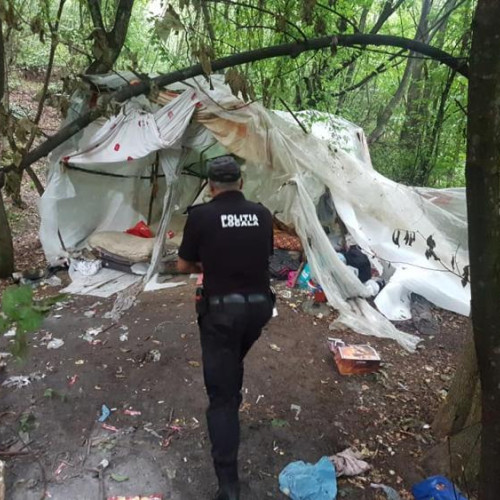 Padurea de lângă Baza Sportivă "La Terenuri" s-a transformat într-un camping pentru persoanele fără adăpost