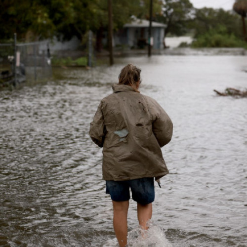 Uraganul Debby își face apariția în Florida, aducând ploi și vânturi puternice
