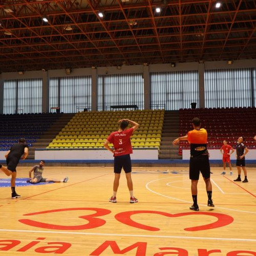 La antrenamentul inaugural al echipei de volei, noi jucători se alătură lotului
